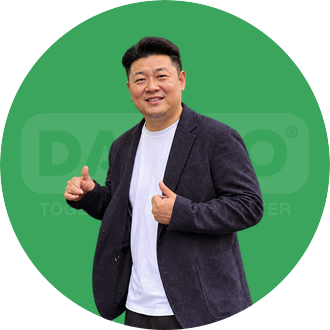 다이클로 매장 앞에서 엄지를 든 홍보 모델