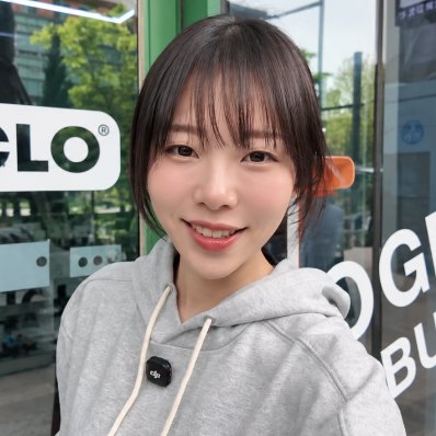 다이클로 매장 앞에서 촬영하는 셀럽